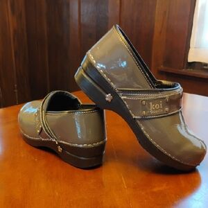 Koi Gray Women's Clogs